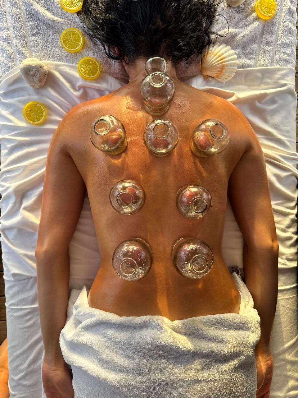 Cupping treatment with lemon and shell details